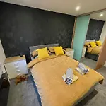 Modern Newly Refurbished 2 Bed Apartment