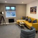 Modern Newly Refurbished 2 Bed Apartment